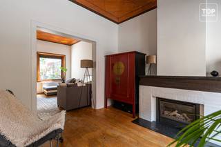 <p>Deze woning is gunstig rustig gelegen in de wijk Moscou/Gentbrugge, met winkels, scholen en openbaar vervoer in de nabije omgeving. Openbaar groen, zoals wijkpark De Porre, de Gentbrugse Meersen, het Liedermeerspark en de monding van de Leie in de Schelde bevinden zich op wandelafstand. Ook het centrum van Gent is vlot bereikbaar, zowel met de fiets als met het openbaar vervoer (tram, bus en trein). Dit alles gecombineerd met een gunstige verbinding naar de belangrijkste invalswegen R4/E17/E40.</p>
<p>Indeling:</p>
<p>De woning beschikt op het gelijkvloers over een brede inkomhal, een lichtrijke leefruimte met zicht op de tuin, een bureau met leeshoek en een ruime keuken met veel lichtinval en dubbele deuren naar de tuin. Een betonnen trap leidt naar de bergkelder.</p>
<p>Op de eerste verdieping bevinden zich een grote slaapkamer en de badkamer, voorzien van lavabo, toilet en bad met douche.</p>
<p>De zolderverdieping is momenteel ingericht als één volwaardige ruimte, maar biedt de mogelijkheid om twee volwaardige slaapkamers te creëren.</p>
<p>Buiten zijn er twee terrassen en een zuidoost georiënteerde tuin, met fijne plekjes om te genieten van een hapje en een drankje, in de schaduw van de metershoge bomen, of liever in de zon?</p>
<p>Interesse in deze TOPPER? Contacteer dan snel Top Vastgoed voor een bezoek op het nummer 0475 700 700</p>