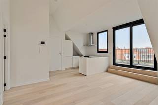 <p><span>Het instapklaar appartement van 41 m² bevindt zich op het 3de verdiep. In dit functioneel appartement werden alle ruimtes goed benut. </span></p><p><span> </span></p><p><span>De ingemaakte kasten zorgen voor een zeer ruim gevoel. Met gezellige leefruimte en keuken, een badkamer met inloopdouche, spoelbak en toilet en een ruime slaapkamer met ingemaakte kasten, heeft u alle nodige luxe op een beperkte ruimte. </span></p><p><span> </span></p><p><span>Ook het ruime terras van 9 m² is een zeer groot pluspunt aan dit kwaliteitsvol afgewerkt appartement. </span></p><p><span> </span></p><p><span>Extra info:</span></p><p><span>- Maandelijkste kosten: ca. €25,00 </span></p><p><span>- Vrij vanaf 1/06</span></p><p><span> </span></p><p><span>Vraag nu je bezoek aan!</span></p>