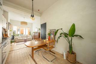 <p><span>Op zoek naar een karaktervolle startersstek in Oud-Borgerhout? Dit instapklare één-slaapkamerappartement koppelt hoge plafonds en een originele plankenvloer aan een open leefruimte, een aparte slaapkamer met ensuite badkamer en een fijne stadskoer. Compact, slim ingedeeld en met verrassend veel karakter.</span></p><p><span>Plankenvloer, hoge plafonds & licht</span></p><p><span>Je komt binnen in de lange, open leefruimte, waar de plafondhoogte van 3,18 m meteen voor extra ademruimte zorgt. Vooraan ligt het salon van ca. 13,5 m² op een originele plankenvloer. De grote ramen trekken het daglicht diep naar binnen en de lichte muren en warme hout van de vloer geven een gezellig gevoel.</span></p><p><span>Aansluitend ligt de eetkamer met wandkeuken. Deze keuken is praktisch ingericht met oven, elektrische kookplaat, recirculatiedampkap, spoelbak en kastruimte boven en onder het werkblad. Zo blijven koken, eten en wonen mooi met elkaar verbonden.</span></p><p><span> </span></p><p><span>Slapen achteraan, buiten vlakbij</span></p><p><span>Achteraan ligt de slaapkamer, weg van de straatzijde. De originele cementtegel geeft deze ruimte een eigen karakter. De ensuite badkamer is compact maar functioneel ingericht met een inloopdouche achter een mooie ‘smeedijzer look’ douchewand, wandtegels tot aan het plafond, een lavabomeubel met twee laden, spiegel en verlichting. Het toilet is apart en beschikt over actieve ventilatie.</span></p><p><span>Vanuit het achterste deel van het appartement stap je naar de aangelegde stadskoer van ca. 10 m². Met wat groen, een tafeltje en stoelen maak je hier een prettige buitenplek voor koffie, apero of een rustige avond. Een kleine tuinberging met elektriciteit zorgt voor extra praktische opslag.</span></p><p><span> </span></p><p><span>Bruisend Borgerhout binnen handbereik</span></p><p><span>Je woont in Borgerhout, op de grens met 2060 Antwerpen: centraal genoeg om de stad snel in te trekken en tegelijk in een echte woonstraat. In de buurt vind je winkels en dagelijkse voorzieningen, terwijl openbaar vervoer en fietsverbindingen je vlot verder helpen.Zin in een ontspannende wandeling? Het prachtige Rivierenhof ligt op fietsafstand van de Delfstraat en biedt een groene oase van rust midden in de stad. Handig detail voor fietsers: in de gemeenschappelijke gang is het plaatsen van een fiets toegestaan mits de doorgang vrij blijft.</span></p><p><span> </span></p>
