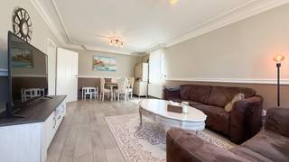 <p>Bij ImmoFusion 7/7 “open huis” : klik op onze 3D-TOUR. Ervaar vastgoed alsof je er zelf doorloopt!<br /><br /></p>
<p>Gelegen in een rustige en aangename straat in Houthalen, vindt u deze volledig gerenoveerde halfopen bebouwing. De woning werd met oog voor kwaliteit en comfort aangepakt en beschikt onder andere over driedubbele beglazing, een zonneboiler en duurzame materialen voor zowel deuren als vloeren. Dit zorgt niet alleen voor een moderne uitstraling, maar ook voor een energiezuinig en aangenaam woonklimaat.<br /><br /></p>
<p>Buiten geniet u van een gezellige en verzorgde tuin met terras, ideaal om te ontspannen of om gasten te ontvangen. De ligging is bovendien een grote troef: winkels, supermarkten, openbaar vervoer en de autostrade bevinden zich op korte afstand. Ook het levendige centrum van Houthalen, met zijn leuke eetgelegenheden en horecazaken, is gemakkelijk bereikbaar te voet of met de fiets.<br /><br /></p>
<p>Binnenin biedt de woning een praktische en doordachte indeling. De ruime leefruimte geniet van veel natuurlijke lichtinval en sluit naadloos aan op de keuken. Aansluitend is er een extra zitruimte, die eveneens toegang geeft tot het terras. Op het gelijkvloers vindt u daarnaast een apart toilet en een ruime, verzorgde garage.<br /><br /></p>
<p>Op de verdieping bevinden zich 3 volwaardige slaapkamers en een badkamer uitgerust met een ligbad en een tweede toilet.<br /><br /></p>
<p>Kortom, een instapklare woning die comfort, ruimte en een uitstekende ligging combineert.<br /><br /><span>Maatregelen opgenomen in het Maatregelenregister: nee</span></p>
<p>Voor een bezichtiging ter plaatse of meer info, bel ons op 078/78.78.70, of kom gewoon binnen op ons kantoor, steeds welkom!</p>