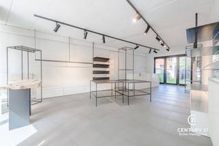 <h3>Instapklare handelsruimte in het bruisende hart van Oud-Turnhout</h3>
<p><strong>Locatie, locatie en… locatie!</strong><br />Bent u op zoek naar een commerciële ruimte met maximale zichtbaarheid én een topligging? Deze instapklare handelsruimte bevindt zich pal in het centrum van Oud-Turnhout, aan het marktplein en langs een drukke verbindingsweg. Dankzij de grote etalage en de ligging naast de slager geniet u van een constante stroom aan voorbijgangers en potentiële klanten. <strong>Beter wordt het niet!</strong></p>
<p><strong>Modern, licht en instapklaar</strong><br />Deze bijzonder recente handelsruimte is verrassend ruim en baadt in het natuurlijke licht dankzij de grote raampartijen. De ruimte is uitgerust met een zonneluifel, ideaal op warme dagen, en een alarminstallatie die zorgt voor extra veiligheid en gemoedsrust.</p>
<p><strong>Compleet uitgerust en praktisch ingedeeld</strong><br />U beschikt over een apart toilet, een ruim magazijn, een privé kantoortje en als extra troef een gezellige binnentuin waar u of uw klanten in alle rust kunnen genieten van een pauze. Er is ook de mogelijkheid om de volledige inventaris over te nemen aan gunstige voorwaarden, zodat u meteen aan de slag kunt.</p>
<p><strong>Ruime parkeergelegenheid</strong><br />Parkeren vormt hier geen enkel probleem. In de directe omgeving vindt u meer dan voldoende parkeergelegenheid, wat het pand extra toegankelijk maakt voor zowel klanten als personeel.</p>
<p><strong>Laat uw ondernemersdroom werkelijkheid worden</strong><br />Deze unieke opportuniteit combineert visibiliteit, comfort en ligging in één. Bent u klaar om uw eigen zaak te starten of uit te breiden in het bruisende Oud-Turnhout? Wacht dan niet langer. Zoals men zegt: voor een succesvolle handelszaak tellen maar drie dingen — <strong>locatie, locatie en… locatie.</strong></p>
<p>📞 <strong>Neem vandaag nog contact met ons op voor een bezoek ter plaatse en ontdek het potentieel van dit pand.</strong></p>