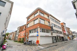 <p><span>Opbrengsteigendom met 3 appartementen en handelsruimte in het centrum van Mechelen</span></p><p><span> </span></p><p><span>Ben je op zoek naar een rendabele vastgoedinvestering op een absolute toplocatie? Dan is deze opbrengsteigendom in het centrum van Mechelen zeker een bezoek waard.</span></p><p><span> </span></p><p><span>Het gebouw bestaat uit drie appartementen, die praktisch en functioneel zijn ingedeeld. Elk appartement beschikt over een aangename leefruimte, een praktische keuken, een badkamer met wastafel, douche en toilet, en een aparte slaapkamer.</span></p><p><span> </span></p><p><span>Op het gelijkvloers bevindt zich bovendien een handelsruimte die momenteel verhuurd is. De combinatie van residentiële appartementen en een commerciële ruimte zorgt voor een mooie spreiding van de huurinkomsten en maakt dit pand bijzonder interessant voor investeerders.</span></p><p><span> </span></p><p><span>Dankzij de gunstige ligging, de verhuurmogelijkheden en het aantrekkelijke rendementspotentieel vormt dit gebouw een uitstekende investeringsopportuniteit voor wie op zoek is naar een opbrengsteigendom met toekomst.</span></p><p><span> </span></p><p><span>Contacteer ons voor meer informatie of een bezoek ter plaatse.</span></p><p><span> </span></p><p><span>015 20 36 00 - info@domoxim.be</span></p><p><span> </span></p><p><span>domoXim. Waar dromen thuis komen!</span></p><p><span> </span></p><p><span>Ook de waarde van je </span><span>eigen</span><span> woning kennen? Wij geven je graag advies.</span></p>
