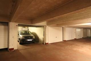 Ce garage box fermé avec portail basculant manuel est accessible par la Fruithoflaan à Berchem. Idéal pour ceux qui cherchent un endroit sûr...