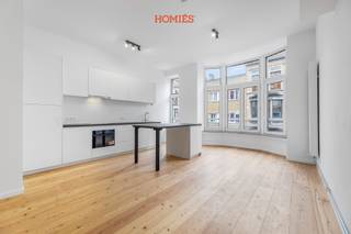 Appartement 0102 strekt zich uit van voor- tot achterzijde van het gebouw en geniet daardoor van een bijzonder ruimtelijk gevoel en...