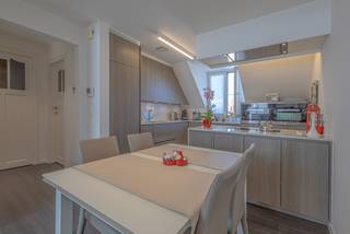 <p>Instapklare en zeer verzorgde woning met bureel/praktijk.</p><p></p><p>Deze eigendom werd in 2014 totaal gerenoveerd en omvat een formidabel appartement met twee grote slaapkamers, twee badkamers en prachtige keuken met leefruimte op de 3de verdieping.</p><p></p><p>Op het gelijkvloers en de eerste verdieping is op heden een medische praktijk/bureau ingericht met ontvangstruimte + onthaal, drie afgesloten burelen, een vergaderzaal en geinstalleerde keuken met eetplaats.</p><p></p><p>Een prachtige hall verbindt het luxueuze appartement met de burelen/praktijk. Echter het mogelijk om de burelen van een aparte toegang te voorzien, zo kan de woning enorm uitgebreid worden.<br /><br />De burelen op de eerste verdieping kunnen vlot als twee extra slaapkamers bij de bovengelegen woonst gevoegd worden.</p><p></p><p>Een extra bergzolder en grote kelder met toegang tot leuke koer zijn verder te ontdekken.</p><p></p><p>Er zijn aparte tellers en verwarmingsinstallaties per unit aanwezig, als ook een centraal ventilatiesysteem en 40m² aan zonnepanelen wat een uitzonderlijk zuinig energieverbruik mogelijk maakt.</p><p></p><p>Deze eigendom is uiterst geschikt voor een combinatie van wonen en werken of investeren in rendabel vastgoed.</p><p></p><p>EPC 235 kWh/m² jaar (klasse E)</p><p>Elektrische keuring conform AREI</p>