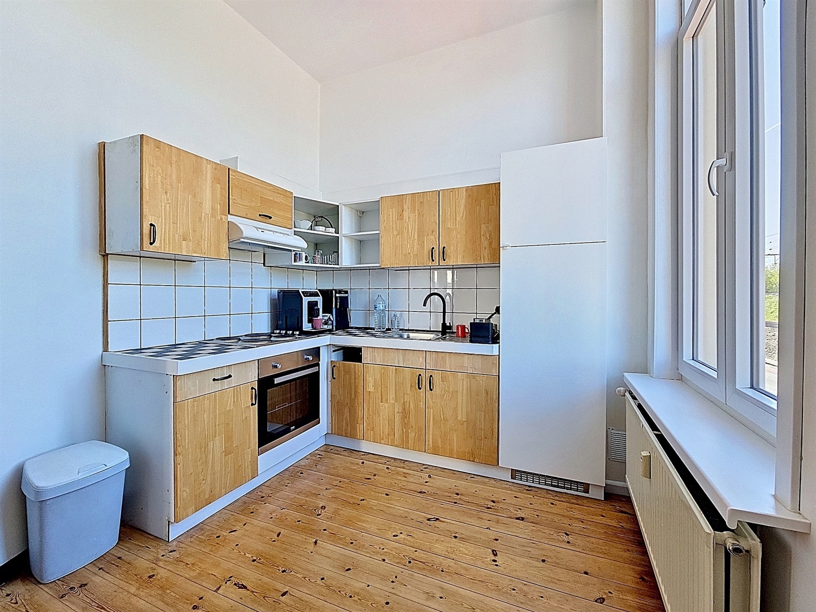 Gerenoveerd en lichtrijk appartement nabij Sint-Pieters station! - foto 4