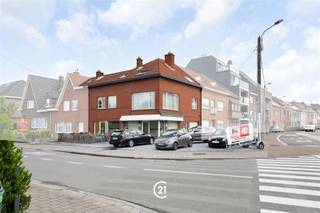 RENDEMENT VAN 4% MOGELIJK. Bod vanaf €480.000Welkom in dit opbrengst eigendom in centrum Merchtem! Ideaal gelegen op wandelafstand van winkels, scholen en openbaar vervoer. Een combinatie van stedelijk gemak en aangename woonomgeving. Dit ruime woonpand bestaat uit 3 erkende wooneenheden. Elk appartement heeft zijn eigen keuken, badkamer, en individuele tellers voor water, gas en elektriciteit. De gesloten garage behoort tot het appartement op de eerste verdieping, maar er is voldoende parkeerplaats voor het gebouw. Ben je op zoek naar een goede investering? Dan ben je hier aan het juiste adres. Aarzel niet, en plan vandaag nog een bezoek.