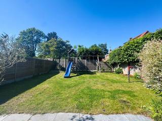 Ruimte, licht en een aangename woonbeleving! Achter deze brede gevel ontdek je een INSTAPKLARE GEZINSWONING met 5 SLAAPKAMERS, fantastische TUIN en GARAGE. Totale grondopp. 320m2. Deze trendy woning biedt een ENORM WOONVOLUME en omvat: glvl: inkomhal, royale lichtrijke living, moderne open keuken (voorzien van o.a. gasfornuis, oven, microgolfoven, vaatwas, ijskast, ...) met grote raampartijen (= veel lichtinval), wasplaats, toilet, bureau/slaapkamer/hobbyruimte. 1°V: 4 grote slaapkamers, badkamer (lavabomeubel, douche, ligbad, toilet). Veel berging : kelder + zolder. Zalig genieten in de zonnige, rustgevende tuin met aangelegd terras en volledig PRIVACY gevoel! Ruime garage (elektrische poort) uitgevend op de tuin. Dubbel glas, CV op aardgas, asbestveilig. Dit huis met een zee aan ruimte biedt alles wat een gezinswoning nodig heeft!
