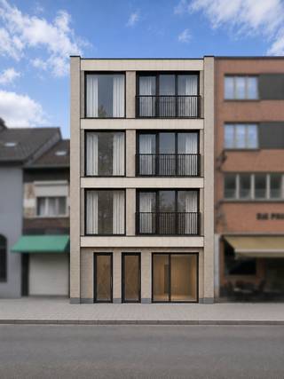 <p>Gelegen aan de Franklin Rooseveltlaan, in het gegeerde en bruisende centrum van Vilvoorde, biedt dit karaktervolle pand dankzij zijn uitstekende bereikbaarheid en de nabijheid van winkels, openbaar vervoer en andere voorzieningen, interessante mogelijkheden voor ontwikkelaars en investeerders. Momenteel beschikt het pand over een handelsruimte op het gelijkvloers, met daarboven de bestaande woongelegenheid. De eigendom wordt verkocht samen met een vergund renovatie- en herontwikkelingstraject tot een handelspand en 3 appartementen. Op het gelijkvloers wordt een handelsruimte van ca. 165 m² voorzien, met aansluitend een tuinruimte van ca. 50 m². <br /><br />De bestaande kelder van ca. 122,50 m² wordt eveneens binnen het project benut. Op de verdiepingen komen 3 appartementen van telkens ca. 89,50 m², elk met een private berging/fietsenberging van ca. 20 m². Het appartement op de eerste verdieping beschikt bovendien over een eigen terras. De combinatie van een ruime commerciële entiteit, drie volwaardige appartementen en een centrale ligging maakt dit vergunde herontwikkelingsproject tot een interessant investeringsobject.</p>
<p>Extra troeven:</p>
<ul>
<li>Vergund project</li>
<li>Handelspand ca. 165 m²</li>
<li>3 appartementen van ca. 89,50 m²</li>
<li>Kelder ca. 122,50 m²</li>
<li>Tuin ca. 50 m² bij het handelspand</li>
<li>Terras bij appartement op 1ste verdieping</li>
<li>Private berging/fietsenberging per appartement</li>
<li>Centrale ligging in Vilvoorde</li>
</ul>
<p>Deze woning is te koop ZONDER makelaar via het concept van Smart Houses! Wenst u verdere inlichtingen of een bezoek? Contacteer rechtstreeks de eigenaar via <span>+32484339510</span></p>