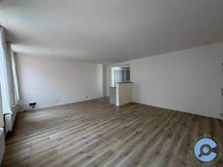 Enkel reageren per e-mail aub: dries@searchrealestate.be<br /><br />Op zoek naar een leuk, recent vernieuwd appartement met één slaapkamer? En dit in het hartje van Antwerpen centrum? Search no more & get in touch!<br /><br />Dit instapklare appartement is gelegen in een kleine, rustige residentie in de Kapucinessenstraat 2. Het bruisende Mechelseplein vlak voor je deur? ’T Zuid om de hoek? En de lekkerste koffiekoeken van bakkerij Verlooy? Hier moet je zijn!<br /><br />Je komt binnen in de ruime woonkamer met open keuken. De keuken is voorzien van alle comfort. De leefruimte voelt zeer lichtrijk aan door de verschillende raampartijen. Vanuit de woonkamer kom je in de badkamer, met ligbad, toilet en lavabo. De badkamer geeft op zijn beurt uit op een ruime slaapkamer.<br /><br />Huuprijs: 850€ + 60€ gemeenschappelijke lasten (inclusief provisie water).<br /><br />Het appartement is beschikbaar per 01 september 2026. <br /><br />Graag een bezoek ter plaatse? Mail Dries: dries@searchrealestate.be<br />