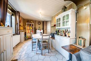 Schattig huis met 2 slaapkamers + kantoor van 107m2 met een prachtige woonruimte met de pelletkachel die de warme sfeer van de plek versterkt. Gelegen in een voetgangersstraat dicht bij het centrum van Ophain, dicht bij scholen en kleine winkels, is de ring in minder dan 5 minuten met de auto bereikbaar. Een mooi terras maakt dit charmante huis compleet door een echte privé-cocoon aan te bieden zonder vis-à-vis. Het vereist wat werk om het een tweede wind te geven (bepaalde frames, dakbedekking). Zeldzame kans in de regio, wacht niet langer om het te bezoeken, het zal niet lang op de markt blijven! Doe een aanbieding vanaf €230.000, onder voorbehoud van aanvaarding door de eigenaren