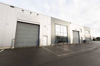 Moderne kantoor- en opslag ruimte.Wat dit pand zo uniek maakt is de combinatie tussen loods en burelen. Hierdoor kan u zowel gebruik maken van...