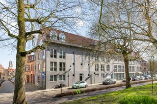 Ontdek dit 2-slaapkamerappartement op een fantastische en rustige locatie, langs de vesten (incl. zicht op het groen) en in de onmiddellijke nabijheid van alles wat Brugge te bieden heeft.<br /><br />Hoewel het appartement zich op het gelijkvloers bevindt, ligt het dankzij de verhoogde inkom hoger dan het straatniveau. Dit zorgt voor een aangename relatie met de buitenomgeving én extra privacy.<br /><br />De lichtrijke leefruimte met open keuken geniet van een mooi zicht. Verder omvat het appartement een inkomhal met gastentoilet, twee slaapkamers, een badkamer met douche en lavabo, een praktische berging met aansluiting voor wasmachine en droogkast, en een buitenruimte van 41m². Het appartement is momenteel verhuurd en biedt daardoor meteen een stabiele huurinkomst.<br /><br />Daarnaast bestaat de mogelijkheid tot aankoop van een ondergrondse staanplaats à €28.000.<br /><br />Het appartement beschikt momenteel over een EPC-label E. Uit een simulatie blijkt dat, mits de installatie van een warmtepomp, een EPC-label C kan worden behaald. Een offerte op maat kan worden voorgelegd ter staving van deze mogelijke ingreep.<br /><br />Er zijn geen maatregelen gevonden op dit kadastraal perceel volgens onze opvraging bij het Maatregelenregister. <br /><br />Heeft u interesse als eigen woonst of als investering?<br />Neem gerust contact op met Katrien Le Roy via 0477 46 53 11 of via e-mail: katrien@waeyler.be.