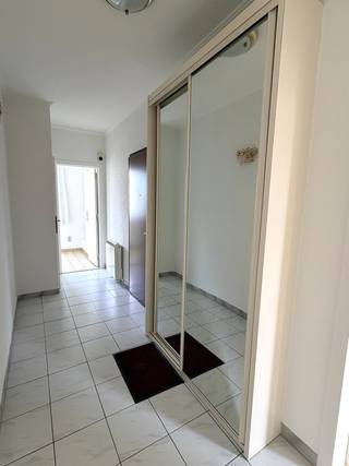 Dit appartement geniet van een uiterst centrale ligging, op wandelafstand van winkels, restaurants, openbaar vervoer en diverse campussen. Een ideale woonst voor wie graag in het hart van de stad verblijft.<br />Het appartement beschikt over een inkomhal, met vestiairekasten en een gastentoilet, waarna u wordt verwelkomd in een ruime en lichtrijke woonkamer met niet enkel een gezellige eet- en zithoek maar ook met een fantastisch uitzicht gezien de grote raampartijen. Airco aanwezig.<br />Aansluitend bevindt zich de ingerichte keuken. Het terras is zowel toegankelijk vanuit de keuken als vanuit de grote slaapkamer. Ensuite bevindt zich de badkamer die is uitgerust met een inloopdouche, een dubbele wastafel en tweede toilet. Er is tevens een ruime (multifunctionele) berging met aansluiting voor wasmachine en droogkast.<br />Extra bergruimte is voorzien in de kelder op niveau -1.<br />De gemeenschappelijke kosten bedragen 185,00 euro per maand, inclusief provisie voor waterverbruik. Daarnaast is er de mogelijkheid tot huren van een ondergrondse autostaanplaats mits 100,00 euro per maand.<br />Dit appartement combineert comfort, ruimte en een topligging in het bruisende Leuven. Ideaal voor wie op ziek is naar een praktische en centraal gelegen woonst.