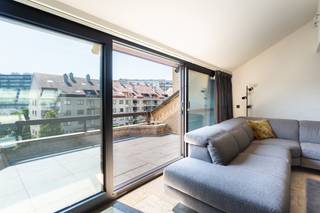 <p>Schitterend villa-appartement van ca 242 m², op de derde en vierde verdieping gelegen in de mooiste wijk van Linkeroever. Dankzij de nabijheid van de Waaslandtunnel geniet het appartement van een uitstekende verbinding met het stadscentrum. De combinatie van rust, ruimte, royale terrassen en een topligging vlak bij de stad vormt hier de absolute troef.</p>
<p>De ligging nabij de Schelde en de Royal Yacht Club typeert deze residentiële buurt, gesitueerd tussen het Sint-Annabos en het Sint-Annastrand. Dit zorgt voor een instant vakantiegevoel, terwijl de stad vlot bereikbaar blijft via de invalswegen, de fiets- en voetgangerstunnel en de waterbus op wandelafstand.</p>
<p>Deze duplexpenthouse bevindt zich in een parkresidentie en wordt rondom omgeven door ruime terrassen met open zichten. Een stijlvolle Travertinvloer loopt doorheen de riante leefruimte met open, volledig uitgeruste keuken.</p>
<p>De ingewerkte gashaard in de leefruimte, de gezellige bar tussen het salon en keuken creëren een warme en huiselijke sfeer.</p>
<p>Via de veiligheidsdeur betreedt u de inkomhal met vestiairekasten en een apart gastentoilet met handenwasser.</p>
<p>De keuken is uitgerust met kwalitatieve Miele-toestellen, waaronder een inductiekookplaat, oven, microgolfoven, vaatwasser en Amerikaanse koelkast.</p>
<p>Op deze verdieping bevinden zich twee ruime slaapkamers, elk met eigen badkamer, ingemaakte dressingkasten en directe toegang tot één van de terrassen. De ensuite badkamer van de master bedroom beschikt over een dubbele lavabo, ligbad, ruime inloopdouche en toilet.</p>
<p>De tweede slaapkamer heeft eveneens een ensuite badkamer met verzonken ligbad met douchefunctie en lavabomeubel.</p>
<p>Naast de leefruimte bevindt zich een bureauruimte met ingebouwd meubilair, ideaal als home office.</p>
<p>De binnentrap in Travertin leidt naar de vierde verdieping, waar zich nog twee volwaardige slaapkamers bevinden (waarvan één momenteel is ingericht als speelkamer), een recent vernieuwde derde badkamer met inloopdouche, lavabomeubel en toilet.</p>
<p>Daarnaast zijn er voldoende bergingen voorzien in het appartement en aan de terrassen, ideaal voor extra opslag en terrasmeubilair. De berging naast de keuken doet tevens dienst als praktische bijkeuken met wasplaats.</p>
<p>Rondom het appartement bevinden zich drie ruime terrassen met telkens een open zicht op het omliggende groen.</p>
<p>Bijzonderheden:<br />- Ramen voorzien van professioneel geplaatste warmtewerende folie<br />- Airconditioning in leefruimte en master bedroom<br />- Individuele verwarming op aardgas met condensatieketel op de 4e verdieping en vloerverwarming op de 3e verdieping<br />- Vier volwaardige slaapkamers<br />- 'DSM'-keuken van 2024</p>
<p>Bij het appartement hoort een dubbele garagebox in de ondergrondse garage van het gebouw, beschikbaar aan €70.000, exclusief registratierechten.</p>