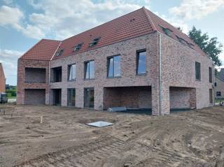 Zeer ruim appartement op de tweede verdieping met 3 slaapkamers, op een unieke rustige ligging te Mol Achterbos.  Een ondergrondse autostaanplaats...