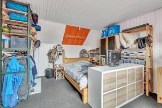 <p>Deze instapklare woning in de Schoolstraat in Klein Willebroek biedt u drie slaapkamers en een terras, ideaal voor wie zonder renovatiewerken wil verhuizen. Klein-Willebroek biedt een aangename woonomgeving waar rust, natuur en water centraal staan. Dankzij de charmante dorpssfeer, de nabijheid van de Rupel en de jachthaven geniet u hier van een groene en ontspannende omgeving. Bovendien zorgen de vlotte verbindingen naar Antwerpen & Brussel (A12), alsook Mechelen en St. Niklaas (N16) voor een uitstekende bereikbaarheid, waardoor u rustig kunt wonen met alle belangrijke voorzieningen en steden binnen handbereik.</p><p>Op het gelijkvloers vormen de ruime woonkamer en de keuken een aangenaam geheel, waardoor u voldoende leefruimte heeft voor dagelijks gebruik en ontvangst. Naast de keuken vinden we de badkamer en een buitenberging.</p><p>De eerste verdieping biedt 2 volwaardige slaapkamers, waarvan de achterste kamer toegang geeft tot het dakterras. De zolderkamer zorgt voor een ruime 3de kamer.</p><p>De woning beschikt over centrale verwarming op gas, wat instaat voor een comfortabele en gelijkmatige verwarming doorheen het hele huis.</p><p>Stedenbouwkundige info: Gvg, Wg, Gmo, Vkr, Gvv<br />Meer info en documenten op www.malines-group.be</p>