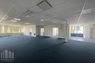 Kwalitatief kantoor van 230 m² met 236 m² magazijnruimte te huur.<br />Gelegen op slechts 700 m van de op- en afrit Sint-Agatha-Berchem van de Brusselse Ring (R0), met een vlotte ontsluiting naar de E40. De site is bovendien goed bereikbaar met het openbaar vervoer, met het station Groot-Bijgaarden op amper 400 m.<br /><br />De kantoorruimte geniet van veel natuurlijk lichtinval en is uitgerust met een kitchenette. Het magazijn is toegankelijk via een sectionale poort, wat zorgt voor een efficiënte logistieke werking.<br /><br />Het pand maakt deel uit van het <strong>Westpoint Business Park</strong>, dat beschikt over een ruime parking. Ideaal voor bedrijven die op zoek zijn naar een moderne, functionele en vlot bereikbare werkplek. Gebouw A kan bovendien geheel of in twee delen worden gehuurd, afhankelijk van de wensen van de huurder.<br /><br />Contacteer<strong> PANORAMA B2B</strong> voor bijkomende informatie, plannen of een vrijblijvend plaatsbezoek via<strong> 0477 09 00 09.</strong>