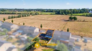 HALFOPEN BEBOUWING MET 4 SLAAPKAMERS, GARAGE EN MOOI UITZICHT OP DE VELDEN TE KOOP IN WACHTEBEKE!<br /><br />In de Merelstraat 22 te Wachtebeke vindt u deze gezellige halfopen bebouwing met 4 slaapkamers, garage en een mooi aangelegde tuin. De woning geniet vooraan van een aangenaam uitzicht op de omliggende velden en is bovendien voorzien van zonnepanelen. Met een EPC-label D geldt er geen renovatieverplichting.<br /><br />Troeven:<br />- Halfopen bebouwing<br />- 4 slaapkamers<br />- Garage<br />- Zonnepanelen<br />- EPC-label D (geen renovatieverplichting)<br />- Gezellig aangelegde tuin met terras<br />- Mooi zicht op de velden<br />- Doorgang achteraan de tuin<br /><br />Indeling:<br />Via de inkomhal bereikt u de lichtrijke leefruimte, die rechtstreeks toegang biedt tot zowel de keuken als de veranda. De veranda vormt een gezellige extra leefruimte met een mooi zicht op de aangelegde tuin. Op de eerste verdieping bevinden zich 4 slaapkamers en de badkamer. Buiten geniet u van een volledig aangelegde tuin met terras en een praktische doorgang achteraan.<br /><br />Interesse? Wij organiseren een bezoekdag op donderdag 27 augustus van 17u tot 19u.<br /><br /><strong>Let op: op voorhand verwittigen is verplicht.</strong><br />Bel 0492/97.47.00 of mail nathalie@immomamo.be
