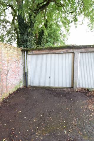 Op zoek naar een garagebox of opslagruimte in het centrum van Turnhout? <br /><br />Deze ruime garagebox bevindt zich in de Duifhuisstraat te Turnhout op wandelafstand van het centrum en met eveneens een vlotte verbinding naar de ring om Turnhout en de autosnelweg E34 Antwerpen – Eindhoven. <br /><br />De garagebox is voorzien van een mechanische stalen kantelpoort en biedt voldoende ruimte voor uw wagen, fietsen, gereedschap, … . <br /><br />De indicatieve afmetingen zijn circa 5,5m diep op 2,8m breed. <br /><br />Voor bijkomende informatie of een plaatsbezoek, tel 0496 51 10 10 of info@vastgoedpicavet.be . <br />
