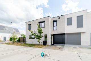 <p>Ontdek deze <strong>stijlvolle en instapklare gezinswoning</strong> aan de Buiskouter in Astene, waar hedendaags wooncomfort, ruimte en een rustige ligging perfect samenkomen.<br />Deze woning werd gebouwd in 2022 en beschikt over een royale bewoonbare oppervlakte van 146,5 m². Een ideale thuis voor gezinnen of levensgenieters die op zoek zijn naar een <strong>moderne woning zonder zorgen</strong>.<br />Bij het binnenkomen wordt u verwelkomd in een <strong>lichtrijke inkomhal met gastentoilet</strong>. Van hieruit komt u in de <strong>ruime leefruimte,</strong> waar de eetkamer naadloos aansluit op de <strong>moderne en eigentijdse keuken</strong>. Dankzij de open indeling ontstaat een aangename, uitnodigende leefomgeving waar koken, tafelen en samenzijn centraal staan.<br />Op de bovenverdieping bevinden zich <strong>drie volwaardige slaapkamers</strong>, waardoor er volop ruimte is voor het hele gezin, een thuiskantoor of hobbyruimte. De <strong>mooi afgewerkte badkamer</strong> nodigt uit tot ontspannen, terwijl een <strong>afzonderlijk toilet</strong> op deze verdieping voor extra comfort zorgt. De <strong>ruime technische berging</strong> op de verdieping zorgt ook voor extra stockageruimte.<br />Ook praktisch scoort deze woning bijzonder goed. De <strong>garage met aanpalende bergruimte</strong> biedt niet alleen plaats voor de wagen, maar ook de nodige extra opslagruimte. Buiten geniet u van een <strong>ruim terras</strong>, een <strong>onderhoudsvriendelijke tuin </strong>en een handige <strong>tuinberging</strong> — ideaal om in alle rust van het buitenleven te genieten.<br />De woning onderscheidt zich door haar verzorgde afwerking, hedendaagse uitstraling en praktische indeling. Dankzij de bouw in <strong>2022</strong> profiteert u bovendien van het comfort van een recente woning, waardoor u hier zonder grote werken meteen uw nieuwe thuis kunt creëren. De woning beschikt bovendien over een alarmsysteem (Verisure), het schuifraam beneden is voorzien van zonnewering en op de verdieping zijn rolluiken aanwezig.<br /><br /><u><strong>Rustig wonen, uitstekend bereikbaar!</strong></u><br />De woning bevindt zich in het groene en aangename Astene, een omgeving die rust en bereikbaarheid mooi combineert. In de nabije omgeving vindt u onder meer een kleuter- en basisschool, winkels en diverse mogelijkheden voor ontspanning en recreatie. Tegelijk geniet u van een vlotte verbinding naar Deinze, St. Martens Latem, Gent en de omliggende steden.<br /><br />Kortom: een moderne, instapklare gezinswoning met ruimte, comfort én een aangename ligging. Een thuis waar u jarenlang met plezier kunt wonen.<br /><u>Doordat de woning dateert van 2022, beschikt u hier over een nieuwbouwwaardige woning die verkocht wordt onder registratierechten.</u><br /><br />Interesse? Vraag het volledige verkoopdossier aan via <strong><em>Lindsay@regiovastgoed.be</em></strong> of via <em><strong>0476/83.47.74</strong></em> en ontdek zelf alle troeven van deze prachtige woning. Plan tijdig uw bezoek tijdens de eerste <em><strong>bezoekdag op zaterdag 22 augustus</strong></em>.</p>