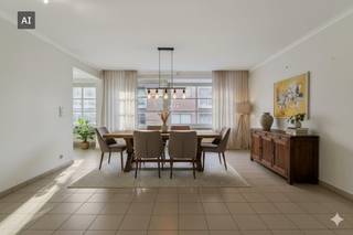 In het hart van Roeselare stellen we u graag dit ruime en energiezuinige appartement voor, gelegen op de tweede verdieping van een verzorgd wooncomplex. Met een bewoonbare oppervlakte van 108 m² en twee volwaardige slaapkamers biedt deze woonst alle ruimte en comfort die u zoekt. Het gunstige EPC-label B staat bovendien garant voor lage energiekosten en een aangenaam wooncomfort.<br /><br />De ligging in de Noordstraat vormt een groot pluspunt: op wandelafstand van de Grote Markt, shoppingcentrum De Munt en het station. Alle voorzieningen zoals winkels, horeca en openbaar vervoer bevinden zich binnen handbereik, waardoor u ten volle kunt genieten van het stadsleven.<br /><br />Daarnaast is er de mogelijkheid om een ondergrondse parkeerplaats aan te kopen, wat een belangrijke troef is op zo'n centrale ligging.<br /><br />Het appartement heeft volgende indeling:<br />- Ruime, lichtrijke leefruimte<br />- Keuken<br />- Berging<br />- 2 slaapkamers<br />- Badkamer<br />- Apart toilet<br />- Terras<br /><br />Extra kenmerken:<br />- Instapklaar en zeer lichtrijk appartement<br />- Parking in het gebouw<br />- Ideaal als investering<br />- Lift aanwezig in het gebouw<br />- Centrale ligging nabij winkels, openbaar vervoer, centrum Roeselare,...<br /><br />Deze AI-visualisaties zijn bedoeld als inspiratie. Er werd geen rekening gehouden met technische specificaties, stedenbouwkundige voorschriften of de concrete mogelijkheden tot realisatie.