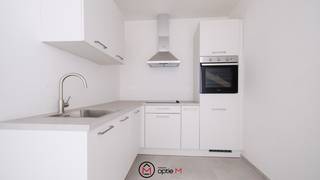 <h1><span>Dit gelijkvloers appartement te koop bevindt zich in de Baversstraat in Tongeren, aan de groene rand van het stadscentrum en recht tegenover het Vesaliusziekenhuis. </span></h1>
<p><span>Je woont hier in Residentie Baverlaar, een stijlvolle en kleinschalige residentie met 14 appartementen, waar rust en comfort centraal staan. De ligging is bovendien bijzonder praktisch: op slechts 4 km van de E313, waardoor je vlot in Hasselt, Luik of Maastricht geraakt.</span></p>
<br />Tongeren ligt in het hart van het prachtige Haspengouw en combineert een rijk verleden met hedendaags wooncomfort.<br /><br />Dit appartement ligt op het gelijkvloers aan de achterzijde van het gebouw en heeft een bewoonbare oppervlakte van 82 m². Je komt binnen via een inkomhal met vestiaire en gastentoilet. Van hieruit stap je de lichtrijke leefruimte binnen met open keuken. Aansluitend is er een berging. De leefruimte geeft rechtstreeks uit op het terras van 17 m². De slaapkamer bevindt zich achteraan en biedt directe toegang tot de badkamer met dubbele lavabo en inloopdouche. <br /><br />Dit project komt in aanmerking voor het verlaagd BTW-tarief van 6%, zowel voor particulieren als professionele kopers, onder voorwaarden.<br /><br /><strong>Troeven van dit appartement:</strong>
<ul>
<li>Ruim appartement van 82 m²</li>
<li>Terras van 17 m² aan de achterzijde</li>
<li>Ondergrondse berging en parkeerplaats optioneel bij te kopen</li>
<li>Kleinschalige, energiezuinige nieuwbouwresidentie</li>
<li>Vlotte bereikbaarheid</li>
</ul>
Interesse? Contacteer ons via info@optie-m.be of bel naar 011 23 11 01<br /><br />VG | WG |GMO | GVKR | GVV |