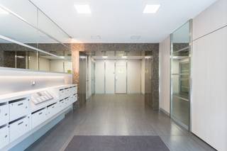 <p>Ideaal voor vrije beroepen : medische beroepen, advocaten, architecten,.....! Zeer mooie gelijkvloerse kantoor- praktijkruimte. 252m² nuttige oppervlakte: heel functioneel in te delen: alle ruimtes krijgen rechtstreeks daglicht dankzij de hoekligging. Mogelijkheid tot aankoop van 4 autostaanplaatsen. Vrij bij akte, niet verhuurd. Centrale en zeer goed bereikbare locatie in de stad, pal tegenover het stadspark, nabij parking nationale bank.</p>