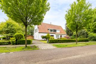 Voor de huizenjagers die de vrijheid willen om hun eigen ding te doen: ontdek deze unieke eengezinswoning in de gegeerde, groene woonwijk het Zand. Een goed gelegen stuk grond in een rustige, aangename straat en een degelijke woning als basis om te moderniseren.
De woning beschikt over een lichtrijke leefruimte met aansluitende keuken, 3 slaapkamers, 1 badkamer, een ruime zolder met uitbreidingsmogelijkheden en een veranda met zicht op de zonnige, zuidgeoriënteerde tuin. Ook het bijgebouw biedt tal van mogelijkheden mits de nodige aanpak. De zonnige, zuidgeoriënteerde tuin vormt een echt verlengstuk van de woning. Met zijn uitgestrekte gazon en volledige privacy is dit de ideale plek om tot rust te komen, kinderen vrij te laten spelen of lange zomeravonden door te brengen met familie en vrienden.
Uw nieuwe thuis bevindt zich in de gegeerde woonwijk Het Zand in Brasschaat, een groene en rustige buurt met een uitstekende ligging vlak bij natuurdomein Den Inslag en het Park van Brasschaat, alsook de Bredabaan. Dankzij de nabijheid van scholen, sportfaciliteiten en de E19 geniet u hier van comfortabel wonen met een vlotte bereikbaarheid.
Dit huis heeft heel wat troeven, maar is aan modernisering toe. Vraag bij uw bezoek zeker raad over de mogelijkheden en maak er uw droomwoning van.
Stedenbouwkundige inlichtingen in aanvraag.
Voor meer informatie of een gratis waardebepaling van uw vastgoed kan u een aanvraag invullen op onze website of even bellen op het nr. 03/345.88.99.