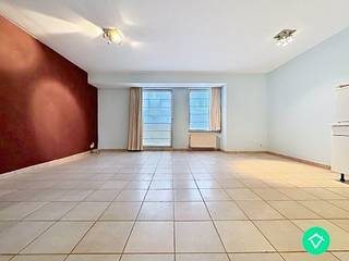 Dit appartement is gelegen op de 2de verdieping van een kleine residentie in het centrum van Leuven. <br /><br />Het appartement bestaat uit: lift - inkomhal met ingebouwde kast - living - keuken - afzonderlijk toilet - badkamer - 2 slaapkamers, waarvan 1 voorzien is van een groot terras. <br /><br />Ook is er een kelderberging en een ondergrondse afgesloten autostandplaats. <br /><br />Troeven van dit appartement: <br />- gelegen in het centrum met een ondergrondse autostandplaats<br />- centrale verwarming op aardgas <br />- EPC-label B