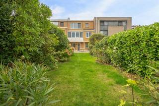 <h1>Ruime bel-etagewoning met 7 meter gevelbreedte en zonnige tuin</h1>
<p>In de gegeerde Vogeltjeswijk in Merksem, vlakbij het Kwadenveldeplein, vindt u deze ruime bel-etagewoning van 198 m² bewoonbaar EPC C op een perceel met een opmerkelijke gevelbreedte van 7 meter. Kleuter-, lagere en middelbare scholen liggen op wandelafstand: een ideale thuisbasis voor een gezin met kinderen.</p>
<p>Die 7 meter gevelbreedte vertaalt zich in de living naar een raam over de volledige breedte, aangevuld met ruime raampartijen aan de tuinzijde. Het resultaat: een lichtrijke leefruimte met een prachtige volhouten parketvloer en een werkende open haard. De moderne ijsblauwe keuken is volledig uitgerust met vaatwasser, keramisch kookvuur, dampkap en een koelkast met vriezer.</p>
<p>De woning werd de voorbije jaren goed onderhouden: alle ramen kregen in 2021 hoogrenderend dubbelglas met PVC-omkadering alsook de nieuwe veiligheidsvoordeur en elektrische garagepoort. Ook het terras achteraan werd recent heraangelegd in een moderne terrazzotegel.</p>
<p><strong>Indeling</strong> Op het gelijkvloers bevinden zich de inkom, een grote garage met talrijke ingebouwde kasten, een technische bergruimte (met aansluitingen voor wasmachine en droogkast) en een vierde volwaardige slaapkamer (9,5 m²). Een trap brengt u naar de leefverdieping met de lichtrijke living (53,5 m²) en de keuken, met rechtstreeks zicht op en toegang tot de tuin. Boven vindt u nog 3 volwaardige slaapkamers (17 m², 14 m², 10 m²) met een praktische indeling voor grote kasten, en een ruime badkamer met bidet, toilet, dubbele lavabo en ligbad.</p>
<p>Achteraan geniet de tuin van 175 m² (oost georiënteerd) van een weelderig groen kader en veel privacy, het nieuwe terrazzoterras is er zo klaar voor gebruik.</p>
<p><strong>Troeven op een rij:</strong></p>
<p>+ 198 m² (bruto) bewoonbaar met gevelbreedte van 7 meter<br />+ Living met raam over de volledige gevelbreedte, volhouten parketvloer en werkende open haard<br />+ 4 volwaardige slaapkamers (3 boven, 1 op het gelijkvloers)<br />+ Grote garage met oprit en ingebouwde kasten<br />+ Tuin van 175 m² met nieuw terrazzoterras en veel privacy<br />+ Nieuwe ramen (2021) en condenserende gasketel (2023) - EPC C<br />+ Vogeltjeswijk Merksem: scholen op wandelafstand, zicht op het Kwadenveldeplein</p>
<p>Ideaal thuis voor uw gezin? Bel snel 0478.65.04.73 en plan een bezichtiging in!</p>