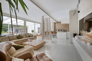 Ontdek deze degelijk gebouwde, moderne gezinswoning met vier slaapkamers, een praktijkruimte en een gezellige tuin met ingebouwd zwembad. Dankzij het gunstig EPC-label A en de 32 zonnepanelen geniet je van een energiezuinige woning. Dankzij de praktische indeling is dit de ideale thuis voor een groot gezin of voor wie wonen en werken wil combineren.<br /><br />=> Ligging <br />Deze woning is rustig gelegen in een aangename woonomgeving. Dankzij de vlotte verbinding met de Rijksweg bereik je snel het centrum van Maasmechelen, winkels, scholen, horeca en de omliggende gemeenten. Zo geniet je van de rust van een residentiële buurt met alle dagelijkse voorzieningen binnen handbereik.<br /><br />=> Gelijkvloers <br />- Via de ruime inkomhal met apart gastentoilet kom je binnen in deze riante en lichtrijke leefruimte<br />- De leefruimte beschikt over een gezellige zithoek en biedt prachtig zicht op de tuin dankzij de grote raampartijen<br />- Volledig geïnstalleerde keuken met kookeiland, veel kastruimte en een gezellige eetplaats<br />- Aansluitend bevindt zich een praktische berging/wasplaats<br /><br />=> Praktijkruimte<br />- Volledig ingerichte praktijkruimte aan de voorzijde van de woning, bereikbaar via een aparte ingang<br />- Tevens voorzien van een apart toilet<br />- Momenteel ingericht als kapsalon, maar eveneens geschikt voor een ander vrij beroep, kantoor of andere activiteit<br /><br />=> Verdieping<br />- Ruime overloop met toegang tot de verschillende kamers <br />- Master bedroom met inloopdressing en eigen douchekamer<br />- Drie bijkomende ruime slaapkamers <br />- Tweede badkamer uitgerust met een ligbad toilet en dubbele lavabo in badkamermeubel<br /><br />=> Kelder<br />- De woning is volledig onderkelderd en bereikbaar via een vaste trap in de inkomhal<br />- De kelder is opgedeeld in verschillende ruimtes die tal van mogelijkheden bieden voor opslag, hobby of ontspanning<br /><br />=> Tuin<br />- Gezellige omheinde tuin met veel privacy<br />- Overdekt terras met verschillende sfeervolle zithoekjes, ideaal om in alle rust te ontspannen<br />- Ingebouwd zwembad verwarmd met een warmtepomp<br />- Zuidoostelijk georiënteerde tuin<br />- Een aangename buitenruimte waar rust, privacy en gezelligheid centraal staan <br /><br />=> Indeling<br />- Gelijkvloers: inkomhal, apart toilet, leefruimte met open keuken, wasplaats/berging<br />- Gelijkvloers - praktijkgedeelte: inkomhal met apart toilet, praktijkruimte momenteel ingericht als kapsalon maar kan ook dienst doen voor andere vrije beroepen, thuiswerk, etc...<br />- Verdieping: overloop, master bedroom met inloopdressing en eigen badkamer, drie slaapkamers, tweede badkamer<br />- Kelder: te bereiken via een vaste trap in de inkomhal, multifunctionele ruimtes voor opslag, hobby of ontspanning