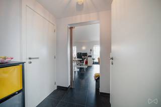 <p>Contact et visites :<br />Laurent Petaccia – 071 15 87 87<br /><span></span></p>
<p>Superbe appartement 1 chambre avec terrasse privée à Lodelinsart</p>
<p>Situé à Lodelinsart, Chaussée de Bruxelles 72/023, cet appartement en excellent état se trouve dans un immeuble récent et offre un cadre de vie confortable, moderne et fonctionnel.</p>
<p>L'appartement se compose comme suit :</p>
<p>Vous découvrirez un agréable séjour lumineux, une cuisine équipée ouverte sur l'espace de vie, une chambre confortable ainsi qu'une salle de bain. Une terrasse privative vient compléter le bien, idéale pour profiter des beaux jours en toute tranquillité.</p>
<p>Grâce à son excellent état général et à ses équipements récents, cet appartement est prêt à accueillir ses nouveaux occupants sans travaux.</p>
<p>Informations techniques :<br />• PEB : C<br />• Électricité conforme<br />• Chauffage central au gaz<br />• Châssis PVC double vitrage<br />• Immeuble récent<br />• Terrasse privée</p>
<p>Vous recherchez un appartement moderne, confortable et prêt à vivre, à proximité des commodités ? Ce bien pourrait parfaitement répondre à vos attentes.</p>
<p>Contact et visites :<br />Laurent Petaccia – 071 15 87 87</p>
<p>Descriptif à titre indicatif et non contractuel, sous réserve d’inexactitudes.</p>