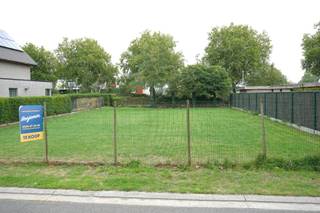 - Emplacement calme (dans une impasse) au centre de Rumbeke :Steelantstraat 7- Superficie : 573 m²- Largeur du terrain : 18 m, longueur 34 m-...