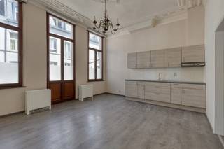 <p><strong>Charmant één-slaapkamerappartement op toplocatie.<br /><br /></strong><strong>Indeling:<br /></strong>Dit appartement bevindt zich op de eerste verdieping van een karaktervolle herenwoning. Bij binnenkomst betreed je de ruime leefruimte, die meteen indruk maakt dankzij de hoge plafonds, sierlijsten en moulures. De grote ramen zorgen voor een mooie doorstroom van daglicht. Via deze ruimte heb je ook toegang tot het charmant balkonnetje. In de leefruimte vind je de recente open keuken, uitgerust met een keramische kookplaat, dampkap en inox spoelbak. Verder beschikt het appartement over een apart gastentoilet en een badkamer met douche en lavabo. De aparte slaapkamer biedt een aparte rustige ruimte als ingerichte slaapomgeving.<br /><br /><strong>Bijzonderheden:</strong><br /><span>EPC-score hoog door verwarming (elektrisch).</span><br />Elektrische keuring conform.<br />Authentieke elementen.<br />Recente keuken.<br />Balkonnetje.<br /><br /><strong>Ligging:</strong><br />Gelegen in de<strong> </strong>Rotterdamstraat, een rustige straat op steenworp afstand van het stadsleven. In de nabije omgeving vind je gezellige cafés, winkels en vlotte verbindingen met het openbaar vervoer. Bovendien ben je slechts enkele minuten verwijderd van de hotspots van Antwerpen, zoals de Meir, Theaterbuurt en Groenplaats.</p>