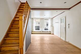 Deze charmante woning (bouwjaar vóór 1850) is gelegen aan de Generaal Eisenhowerlei in Borgerhout, een bijzonder gegeerde buurt waar authentieke woningen en een hippe stadsomgeving hand in hand gaan. U woont hier op wandelafstand van winkels, scholen, openbaar vervoer en belangrijke invalswegen, maar vooral ook vlakbij gezellige koffiebars, leuke eetadresjes en creatieve hotspots die Borgerhout de laatste jaren zo populair maken. Ideaal voor wie houdt van stadsleven met karakter!<br /><br />U betreedt de woning via de inkomhal met een handige berging. Aansluitend komt u in de gezellige leefruimte met open, lichtrijke keuken, waar de lichtkoepel zorgt voor een aangenaam ruimtelijk gevoel en veel natuurlijke lichtinval.<br /><br />De keuken (2015) is uitgerust met 4-pits gasvuur, oven, vaatwasser, koelkast en diepvries.<br />Naast de keuken bevindt zich de badkamer (deels te renoveren), voorzien van toilet, lavabo in meubel, aansluiting voor wasmachine en aansluiting voor douche of bad.<br /><br />Op de eerste verdieping bevinden zich nog 2 slaapkamers van ca. 14 m² en 8,5 m².<br /><br />Troeven<br />+ Dak geïsoleerd (2019)<br />+  Keuken vernieuwd (2015)<br />+ 2 slaapkamers<br />+ Charmante woning met karakter (bouwjaar vóór 1850)<br />+ Hippe, levendige buurt met koffiebars en hotspots<br />+ Alles op wandelafstand (winkels, OV, etc.)<br /><br />Heeft u interesse in deze charmante woning? Neem contact op met VB Vastgoed via 03 337 50 70 of info@vbvastgoed.be.<br /> 