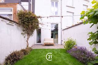<p>Vous recherchez une maison prête à emménager avec 3 chambres et un jardin agréable à Gand ? Alors cette maison est exactement ce qu'il vous faut.</p><p>Située dans la Kiekenstraat à Gand, cette maison bénéficie d'un emplacement calme et facilement accessible, à proximité du centre-ville animé. Vous trouverez à proximité immédiate divers commerces, des écoles, les transports en commun et d'autres commodités quotidiennes. Grâce à la proximité des principaux axes routiers et à d’excellentes liaisons cyclables et de transports en commun, vous bénéficiez d’un accès aisé au centre de Gand et aux communes environnantes. Cet emplacement idéal allie le confort d’un cadre de vie paisible à tous les avantages de la vie urbaine.</p><p>Agencement :<br />Rez-de-chaussée : En passant par le hall d'entrée, vous accédez à la maison et vous vous retrouvez dans le vaste espace de vie lumineux avec cuisine ouverte. Les grandes baies vitrées laissent entrer une agréable lumière naturelle. Depuis l'espace de vie, vous avez un accès direct au jardin convivial, où vous pourrez profiter d'un moment de tranquillité.</p><p>1er étage : L'escalier situé dans le salon mène au couloir de nuit, qui donne accès à la chambre spacieuse et à la salle de bains, équipée d'une baignoire, d'une douche et d'un lavabo.</p><p>2e étage : Au deuxième étage se trouvent deux autres chambres à part entière, toutes deux équipées de placards sur mesure très pratiques.</p><p>Cette maison bien entretenue est idéale pour les familles, les jeunes couples ou les investisseurs à la recherche d'un logement confortable bénéficiant d'un emplacement privilégié à Gand.</p><p>Cela vous intéresse ?<br />N’hésitez pas à nous contacter pour plus d’informations ou à planifier votre visite dès aujourd’hui.</p>