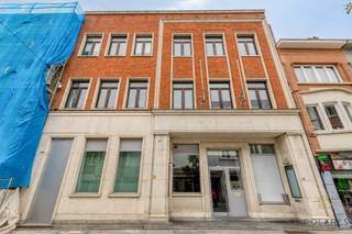 Dit zeer grote kantoorpand (ex-KBC) biedt enorme ruimte voor voor kantoor, handelpand, een combinatie of een ontwikkeling met bewoning in...