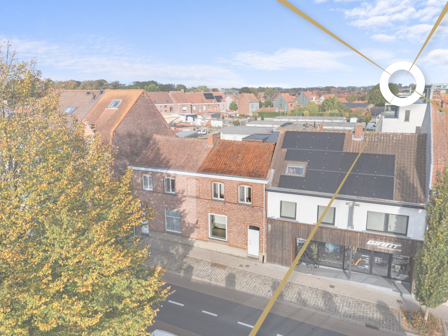 Op te frissen woning met 3 slaapkamers, ruime tuin en grote garage nabij centrum Ieper - foto 1