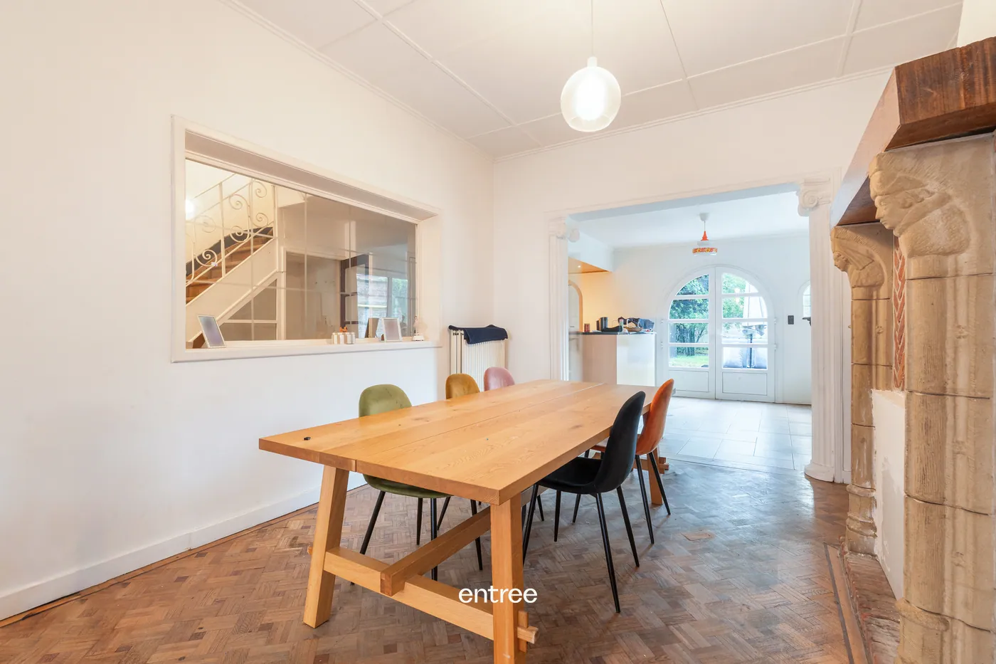 Ruime half-open woning met 3 slaapkamers, tuin en garages - foto 4