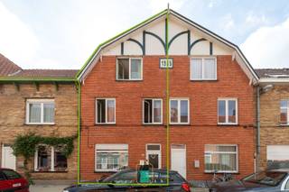 Deze ruime woning is gelegen in een rustige en gegeerde buurt in Sint-Andries, op korte afstand van het centrum van Brugge. Dankzij de vlotte verbindingen, winkels, scholen en openbaar vervoer in de nabije omgeving geniet je hier van een uitstekende ligging. De verzorgde gevel geeft de woning bovendien een aangename en charmante uitstraling.<br />De woning beschikt over een woonkamer, een praktische keuken en een gezellig terras waar je de hele dag zon hebt. Verder zijn er vier volwaardige slaapkamers en een badkamer.<br />De woning werd de voorbije jaren deels vernieuwd. Zo werden onder meer de elektriciteit vernieuwd, een nieuwe verwarmingsketel geplaatst en de badkamer vernieuwd. Daarnaast beschikt de woning over een gunstig EPC en is ze asbestveilig, wat mooie troeven zijn voor de toekomstige eigenaar.<br />Hoewel de belangrijkste werken reeds werden uitgevoerd, biedt de woning nog de kans om verder af te werken en naar eigen smaak in te richten. Zo kan je stap voor stap jouw eigen thuis creëren, zonder meteen grote technische renovaties te moeten uitvoeren.<br />Ben je op zoek naar een ruime woning met veel mogelijkheden, een goede basis en een uitstekende ligging nabij Brugge? Dan is deze woning zeker een bezoek waard.