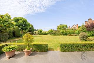 Ontdek deze prachtige grote villa op ons bezoekmoment, vanafprijs €998.500. Te koop: exclusieve villa van 550 m² op rustige ligging en genietend van een prachtig open zicht in LennikIn een rustige en residentiële omgeving in Lennik bevindt zich deze prachtige villa met een indrukwekkende bewoonbare oppervlakte van maar liefst 549 m².Wat maakt dit pand uniek?Indeling: grote ruime inkomhal, lichtrijke gezellige grote leefruimte (parket, prachtige sierschouw en open zicht op de tuin), vernieuwde, volledig uitgeruste keuken met extra ontbijthoek, praktische berging/wasplaats, bureau van 30m2/praktijk, 2 garages. De verdieping biedt vier zeer grote slaapkamers. De masterbedroom (ca. 45 m²) beschikt over een dressing en een eigen badkamer. Een tweede slaapkamer is reeds voorzien van aansluitingen voor een extra douchekamer, de derde en vierde slaapkamer delen een badkamer.De woning beschikt daarnaast over een zolder met vaste trap en een kelder van ca. 60 m², wat zorgt voor extra opslagruimte.Buiten geniet je van een volledig aangelegde, zuidgerichte tuin met terras genietend van een prachtig open zicht. Er zijn bovendien drie extra staanplaatsen voorzien.Voor wie is dit ideaal?Ideaal voor gezinnen of ruimtezoekers die op zoek zijn naar een exclusieve villa met veel woonvolume, in een rustige en gegeerde omgeving.Te koop via Immo Beguin, jouw vastgoedexpert sinds 2009, met kantoren in Ronse, Waregem, Kortrijk, Deinze, Doornik en Lessines.Bezoek of meer info via sophie@immobeguin.be
