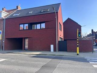 Indeling van de woning: GELIJKVLOERS: - inkom met gastentoilet- open keuken- ruime berging 1e VERDIEPING:- lichtrijke leefruimte- ruime...