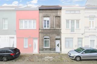 Wie op wandel-/fietsafstand van Gent-centrum, een gezellige rijwoning zoekt, zal hier zijn gading vinden.<br />In een rustige straat vinden we deze 2-gevelwoning terug met een west georiënteerde tuin (met inbegrip van een grote tuinberging), op slechts 600m van de oprit richting de E17/E40.<br />De woning dient opgefrist te worden, maar dat betekent vooral een unieke kans om deze woning volledig naar eigen smaak te vernieuwen. De totaal bewoonbare oppervlakte van 122 m² en de mooie lichtinval geven alvast een sterke basis.<br /><br />Indeling: <br />*Gelijkvloers: inkomhal, 1ste slaapkamer/bureauruimte/fietsenberging, een grote lichtrijke leefruimte met aangekoppelde keuken. Via de keuken komt men in de badkamer (lavabo, toilet en een douche) en een achterliggende tuin (overdekt terras waar men de avondzon kan capteren).<br />*1ste verdieping: 2 mooie grote slaapkamers<br />*2de verdieping: 2 mooie grote slaapkamers<br /><br />Er geldt GEEN renovatieplicht!<br /><br />Mobiscore: 9,4/10<br /><br />Indien u meer info wenst of een bezoek ter plaatse, aarzel dan niet en neem gerust contact op met Pieterjan Windey op pw@entree.be of gsm 0472 80 20 65