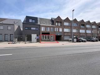 Ben je op zoek naar de ideale locatie voor jouw zaak, praktijk of kantoor? Dit compacte en instapklare handelspand van ca. 41 m² combineert een uitstekende ligging met maximaal comfort.<br /><br />Het pand is praktisch ingedeeld en heeft het nodige basiscomfort al in huis. Zo is er recent een gloednieuwe airconditioning geïnstalleerd, waardoor het binnenklimaat zowel in de zomer als in de winter optimaal blijft. Daarnaast is de ruimte voorzien van een apart toilet met handwasser. Dankzij de overzichtelijke oppervlakte laat de ruimte zich heel efficiënt en flexibel inrichten, wat het uitermate geschikt maakt voor een kantoor, praktijkruimte, boetiek of dienstverlenende zaak.<br /><br />Bestuursmaatregelen in het maatregelenregister: in aanvraag