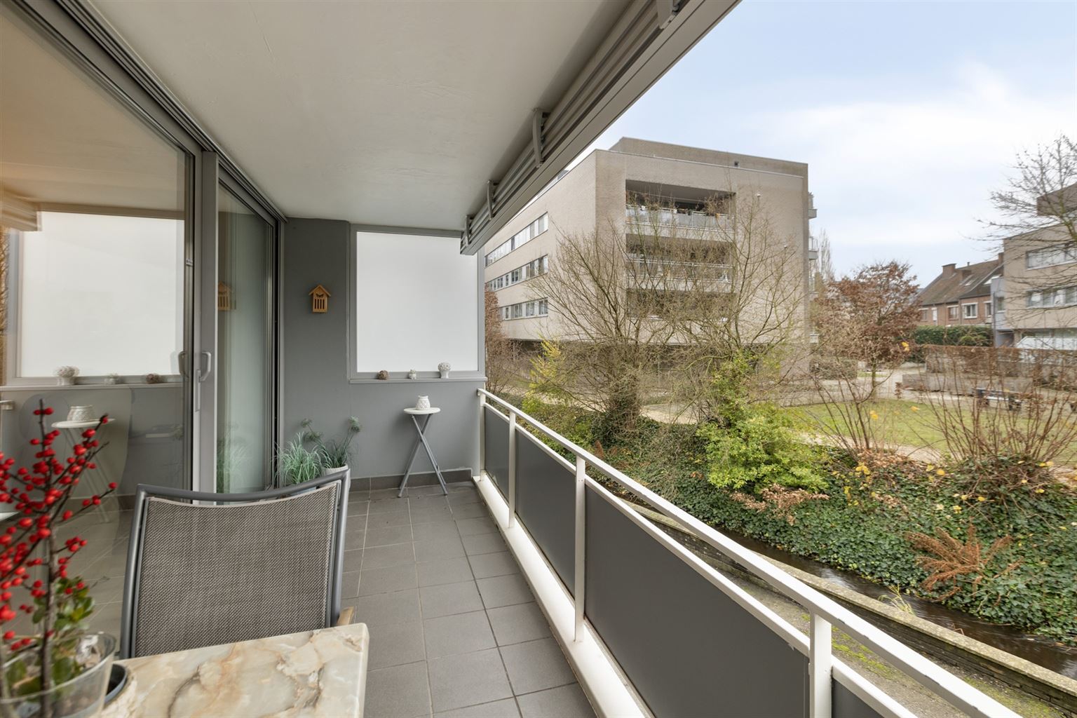 Ruim gelijkvloers 2-slaapkamer appartement met overdekt terras, ondergrondse autostaanplaats en aparte berging, gelegen vlakbij het centrum van Maaseik. - foto 5