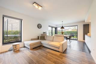 Te koop: Prachtige woning in Nijlen!Deze open bebouwing is gelegen op een uiterst centrale locatie en combineert comfort, stijl en rust.Kenmerken:Sfeervolle woning waar kwaliteit en comfort centraal staan.De open keuken is volledig uitgerust met hoogwaardige toestellen en vormt het hart van de woning - perfect om gezellig te koken en samen te genieten!Met drie volwaardige slaapkamers biedt deze woning alle ruimte voor het hele gezin.De master bedroom beschikt over een praktische dressing. De ruime badkamer is een echte troef, voorzien van een dubbele lavabo, ligbad, inloopdouche en toilet.De tweede verdieping beschikt over een volledig afgewerkte zolder die perfect kan functioneren als vierde slaapkamer of hobbykamer.De woning is bovendien voorzien van zonnepanelen en een batterij wat uiteraard bijdraagt aan een energiezuinige woonervaring.Een tuinhuis met een gezellige overdekte zithoek, waar u in alle rust kunt genieten van een prachtige tuin die is uitgerust met een sproeisysteem.Het is een zeer fijne wijk om te wonen, waar kinderen veilig kunnen spelen op de speeltuin.Oppervlakte: 378 m²Bewoonbare oppervlakte: 199 m²Locatie: Korenvelden 25, 2560 NijlenEen instapklare woning waar u zich meteen thuis voelt!BIJZONDERHEDEN: Elektriciteit conform - Perceelscore C &amp; Gebouwscore A - Oppervlaktematen zijn indicatief volgens epc.Contacteer ons vandaag nog en ontvang als eerste informatie over deze prachtige woning.