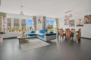 Recent appartement met privatieve tuin (346m²) en ruim terras (40m²) in het centrum van Woumen!<br /><br />Bent u op zoek naar een energiezuinig, instapklaar appartement met een unieke combinatie van comfort, ruimte en buitenbeleving? Dan is dit pareltje in het centrum van Woumen precies wat u zoekt!<br /><br />Dit recent appartement verwelkomt u met een aangename inkomhal met gastentoilet en leidt u naar de lichtrijke leefruimte met open, geïntegreerde keuken. Dankzij de grote raampartijen geniet u hier de hele dag door van een overvloed aan natuurlijk licht en een mooi zicht op het buitengebeuren.<br /><br />Het appartement beschikt over twee volwaardige slaapkamers en een badkamer met douche.<br /><br />De absolute blikvanger? Het ruime terras van maar liefst 40 m² en een privatieve tuin van 346 m². Een zeldzame troef die garant staat voor ultiem genieten, ontspanning en gezellige momenten met familie en vrienden.<br /><br />Bovendien is er de mogelijkheid tot aankoop van een garage, wat het comfortplaatje compleet maakt.<br /><br />De vermelde prijs is een richtprijs, elk bod wordt voorgelegd aan de eigenaar die zich het recht voorbehoudt om dit te aanvaarden of te weigeren.<br /><br />Neem voorsprong met een vrijblijvende en gratis schatting van uw eigendom via:<br />http://www.residentievastgoed.be/gratisonlineschatten<br /><br />EPC: A label (Ref: DI00056)