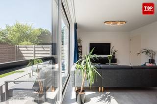 <span>Deze energiezuinige nieuwbouwwoning is de ideale keuze voor wie modern wooncomfort wil combineren met duurzame technologie.</span><br /><br /><span>Gelegen in een rustige, maar vlot bereikbare buurt, bevindt u zich op wandelafstand van het centrum van Ertvelde en geniet u van een uitstekende verbinding met de R4. Ook het openbaar vervoer is dichtbij, wat zorgt voor extra mobiliteit.</span><br /><br /><span>Bij het betreden van de woning komt u in een ruime inkomhal met gastentoilet. De lichtrijke woonkamer met eet- en zitgedeelte sluit naadloos aan op de volledig ingerichte op maat gemaakte keuken met lades, voorzien van alle hedendaagse toestellen. Een extra troef is de praktische bijkeuken met rechtstreekse toegang tot de tuin.</span><br /><br /><span>De woning beschikt over vier ruime slaapkamers en een moderne badkamer, uitgerust met een dubbele lavabo, een ligbad en een inloopdouche.</span><br /><br /><span>Met een E-peil van 28 en zes zonnepanelen is de woning bijzonder energiezuinig. Als ook is er in elke kamer vloerverwarming aanwezig.</span><br /><br /><span>De zonnige tuin is perfect georiënteerd op het zuiden en biedt tal van mogelijkheden om buiten te genieten.</span><br /><br /><span>Troeven</span><br /><br /><span>- Geen extra BTW</span><br /><span>- Airconditioning</span><br /><span>- Zeer energiezuinig</span><br /><span>- Zonnepannelen</span><br /><span>- Waterput( 5000 L)</span><br /><br /><span>De woning is beschikbaar bij akte.</span><br /><br /><span>Interesse? Neem contact op met Top Vastgoed voor een bezoek via 0475 700 700.</span>