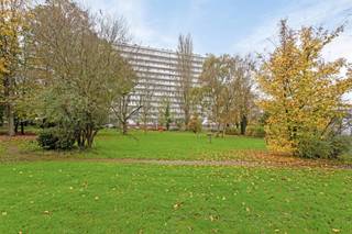 <p>Dit gezellige appartement op de eerste verdieping (lift aanwezig) biedt een ruime living met veel lichtinval, een ingerichte keuken en twee comfortabele slaapkamers. Daarnaast vindt u er ook een badkamer en een apart toilet. Het appartement beschikt over een groot terras van 12m², ideaal voor ontspanning, met een prachtig uitzicht op de omgeving.</p>
<p>Dankzij de ruime indeling en de centrale ligging is dit appartement perfect voor wie op zoek is naar comfort en rust, maar toch dichtbij alle voorzieningen wil wonen. Een perfect appartement voor wie op zoek is naar ruimte en licht! Plan snel een bezichtiging.</p>